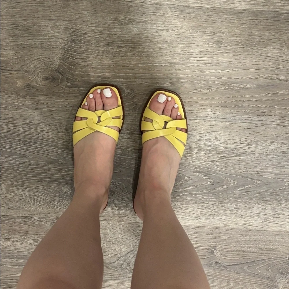 Bobbie’s Paris Thais Flat Sandals – Cheesecake Yellow – Size 39 / US 8